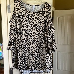 Celeste. 2X. Peekaboo shoulders.